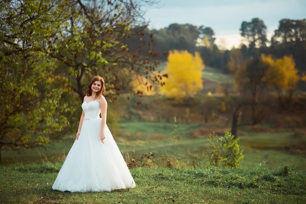 Bella sposa all'aperto in una foresta.