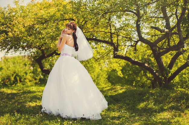 Bella sposa all'aperto in una foresta