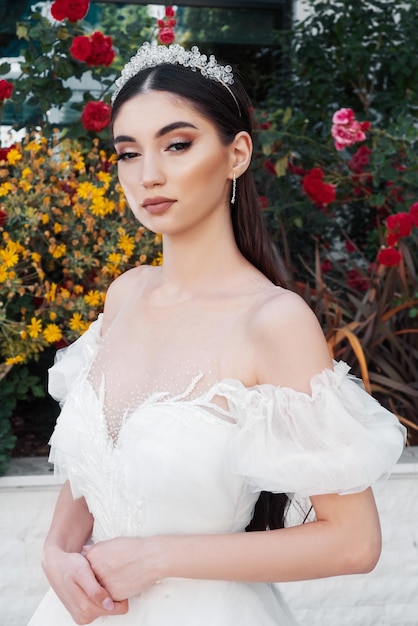 Bella sposa all'aperto Sposa con trucco e acconciatura da sposa Giorno delle nozze