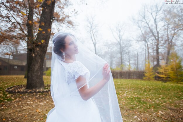 Bella sposa all'aperto