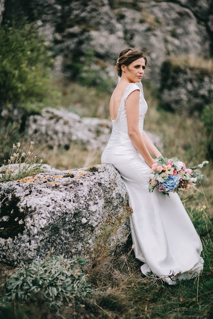 Bella sposa all&#39;aperto