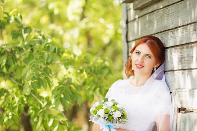 Bella sposa che posa nel suo giorno delle nozze