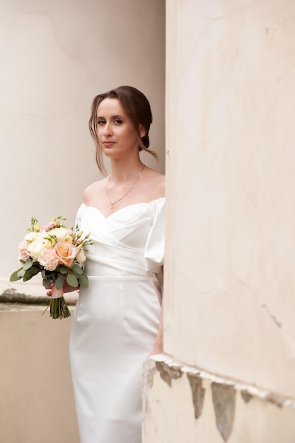 Bella sposa con bouquet da sposa