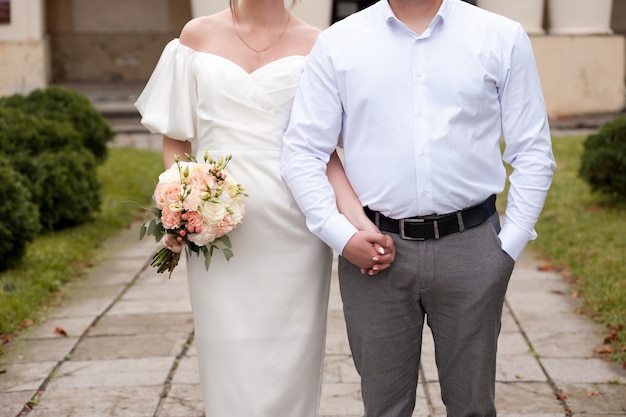 Bella sposa con bouquet da sposa