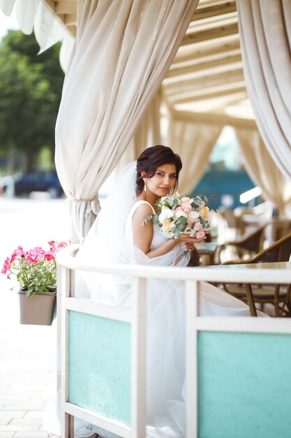 Bella sposa con bouquet di fiori di nozze donna attraente in abito da sposa Donna di sposini felici