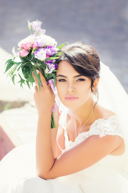 Bella sposa con bouquet di fiori