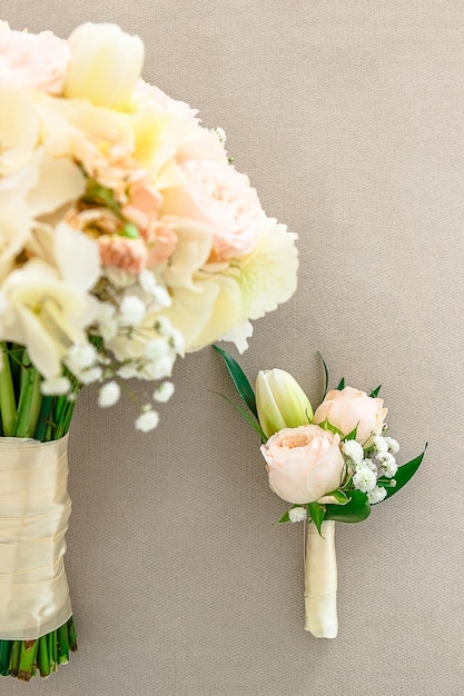 Bella sposa con bouquet prima della cerimonia di matrimonio