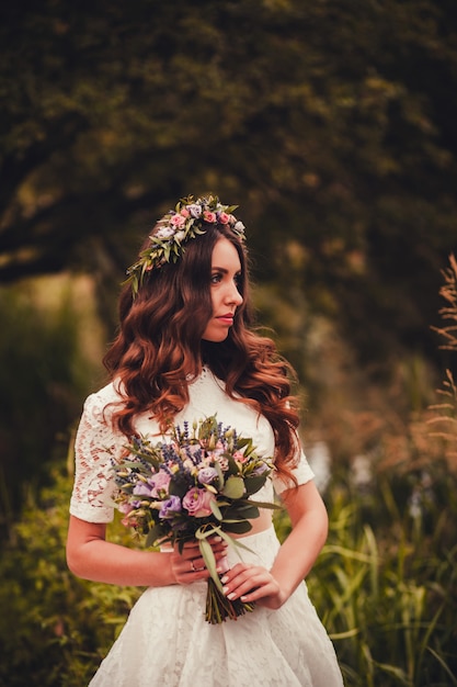 Bella sposa con un bouquet