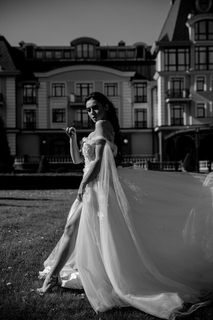 Bella sposa di lusso in elegante abito bianco