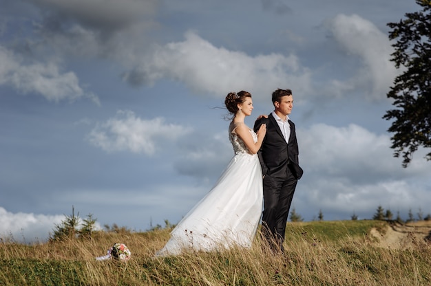 Bella sposa e lo sposo in montagna