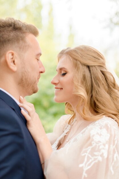 Bella sposa e lo sposo nel parco