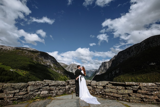 Bella sposa e lo sposo tra le montagne rocciose