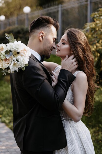 Bella sposa e sposo al tramonto nel verde della natura.