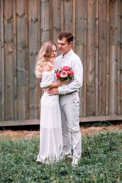 Bella sposa e sposo bello che propongono nella natura