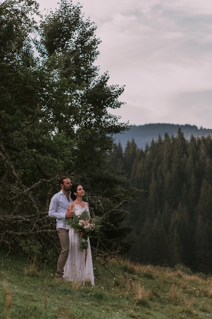 Bella sposa e sposo in montagna