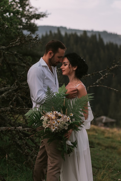 Bella sposa e sposo in montagna