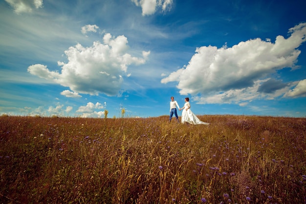 Bella sposa e sposo in posa in natura