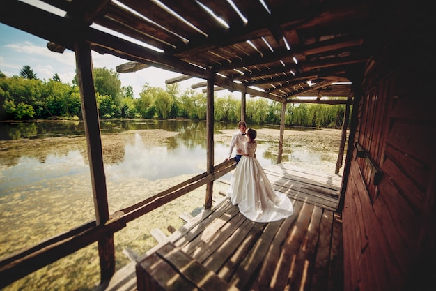 Bella sposa e sposo in posa su un ponte