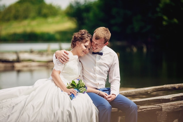 Bella sposa e sposo in posa su un ponte