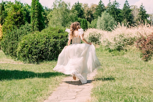 Bella sposa elegante abito bianco cerimonia di nozze