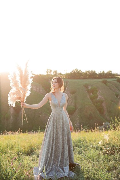 Bella sposa emotiva in natura con piante