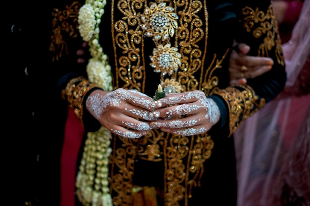 Bella sposa in abito da sposa con collana di fiori di gelsomino e magnolia per un matrimonio tradizionale