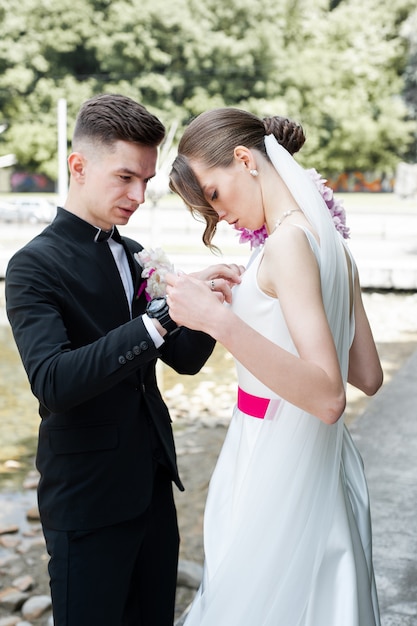 Bella sposa in abito da sposa