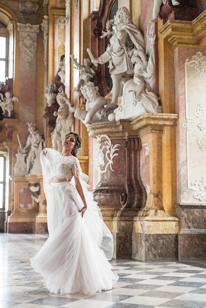 Bella sposa in castel barocco di lusso.