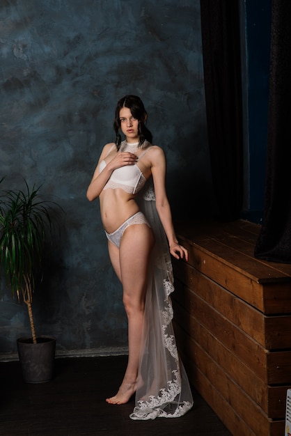 Bella sposa in lingerie bianca