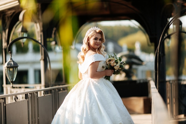 Bella sposa nel giorno delle nozze sulla costa.