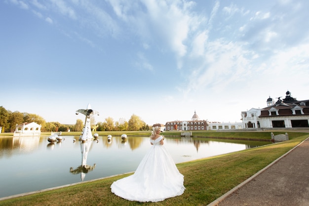 Bella sposa nel parco d'autunno