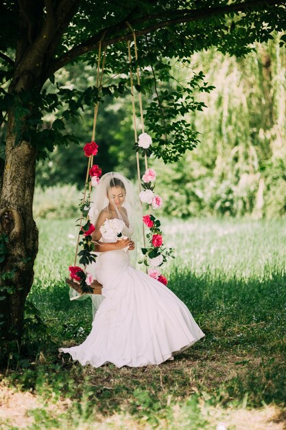 Bella sposa oscillante su un&#39;altalena