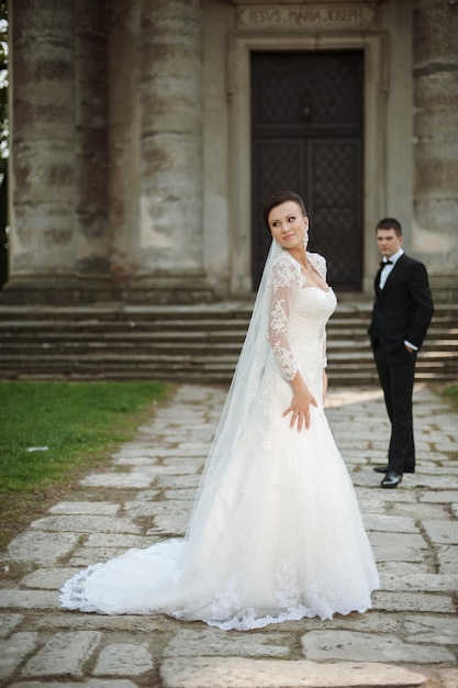 Bella sposa sullo sfondo