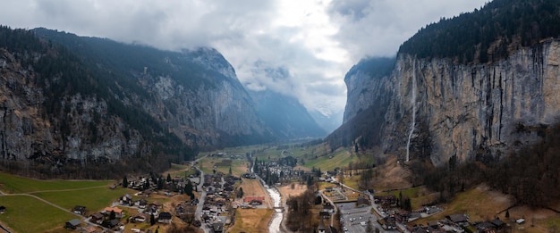 Bella stagione autunnale nel villaggio di Lauterbrunnen nelle Alpi svizzere