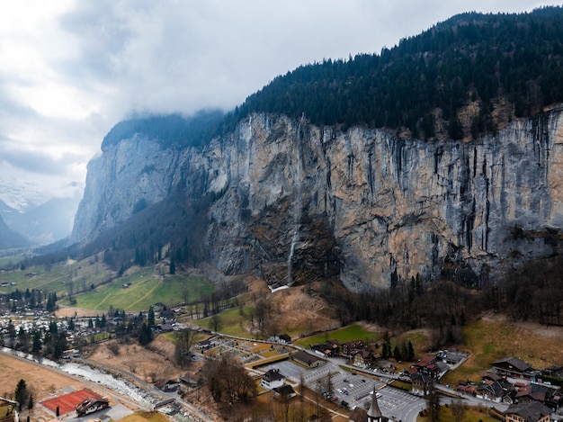 Bella stagione autunnale nel villaggio di Lauterbrunnen nelle Alpi svizzere