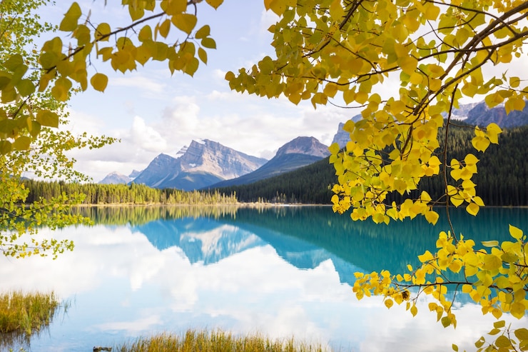 Bella stagione autunnale nelle montagne canadesi. Sfondo di caduta.