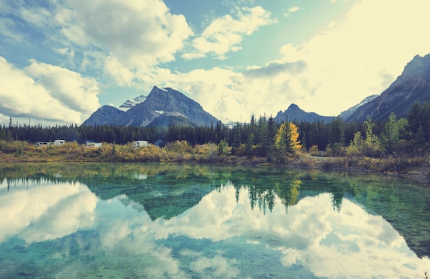 Bella stagione autunnale nelle montagne canadesi. Sfondo di caduta.