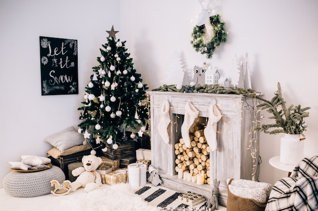 Bella stanza decorata con albero di Natale e regali sotto