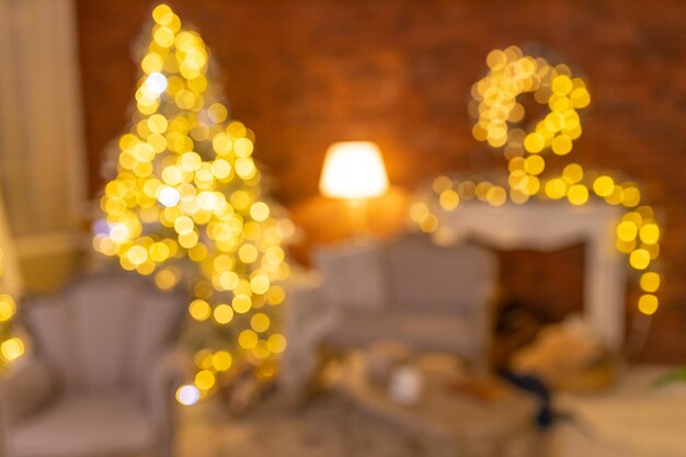Bella stanza decorata per le vacanze con albero di Natale e luci brillanti sfocate