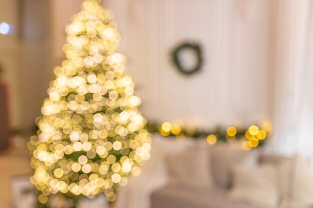 Bella stanza decorata per le vacanze con l'albero di Natale fuori foco sfocare lo sfondo natalizio