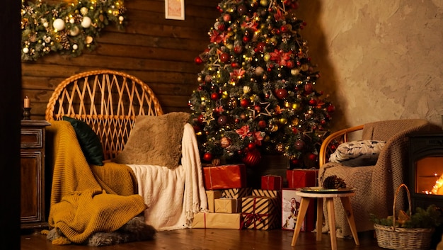 Bella stanza decorata per le vacanze con l'albero di Natale. Illuminazione a led, accogliente scena domestica. Nessuno lì.