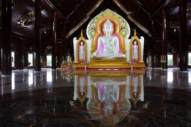 Bella statua del buddha per i thailandesi viaggiatori stranieri viaggio visita rispetto pregando benedizione santo mistero culto al Wat Buddha Saeng Tham Dharma pratica ufficio a Nong Khae a Saraburi Thailandia