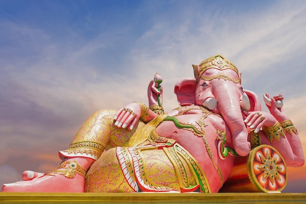 Bella statua di Ganesh su cielo blu al tempio di saman del wat in Prachinburi