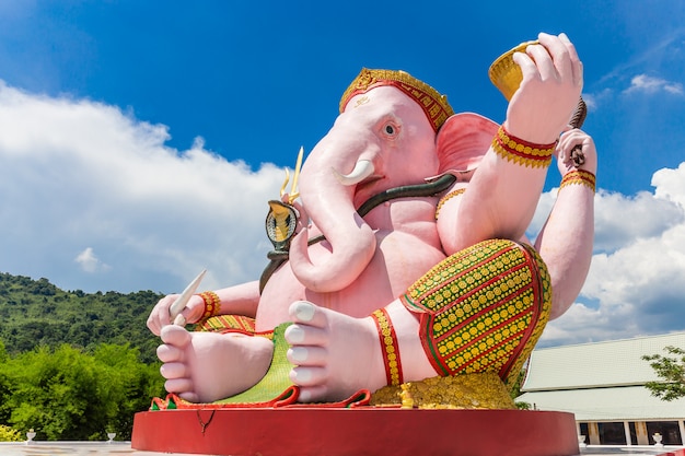 Bella statua di Ganesh su cielo blu nel tempio