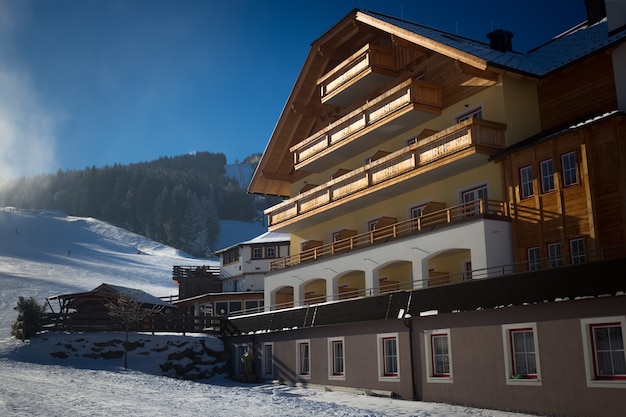 Bella stazione sciistica tradizionale in legno sulle Alpi austriache