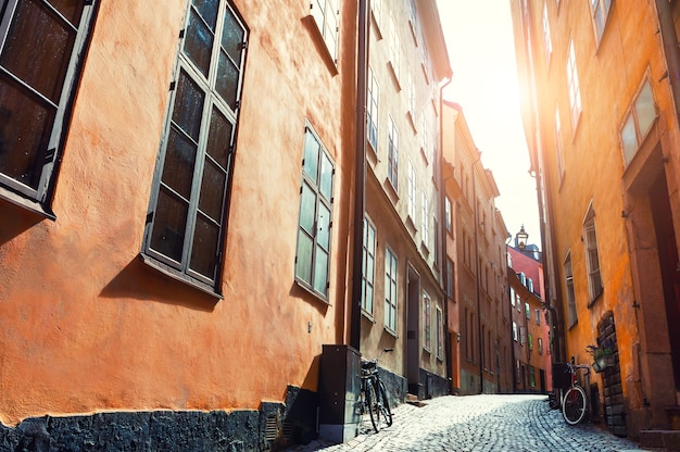 Bella strada al tramonto nel centro storico di Stoccolma, Svezia. Famosa destinazione di viaggio