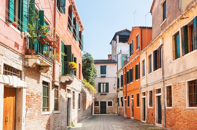 Bella strada con edifici colorati a Venezia, Italia