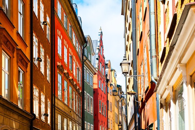 Bella strada con edifici colorati nella Città Vecchia, Stoccolma, Svezia