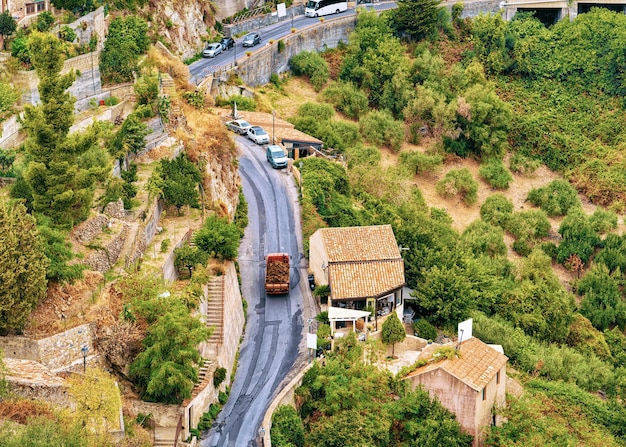Bella strada del villaggio di Savoca in montagna, Sicilia, Italia