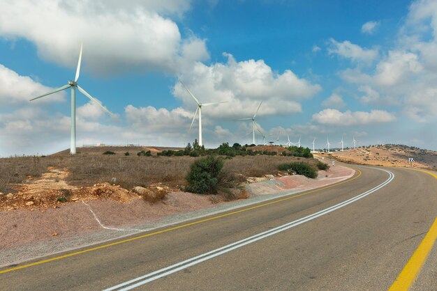 Bella strada e generatori eolici in Israele